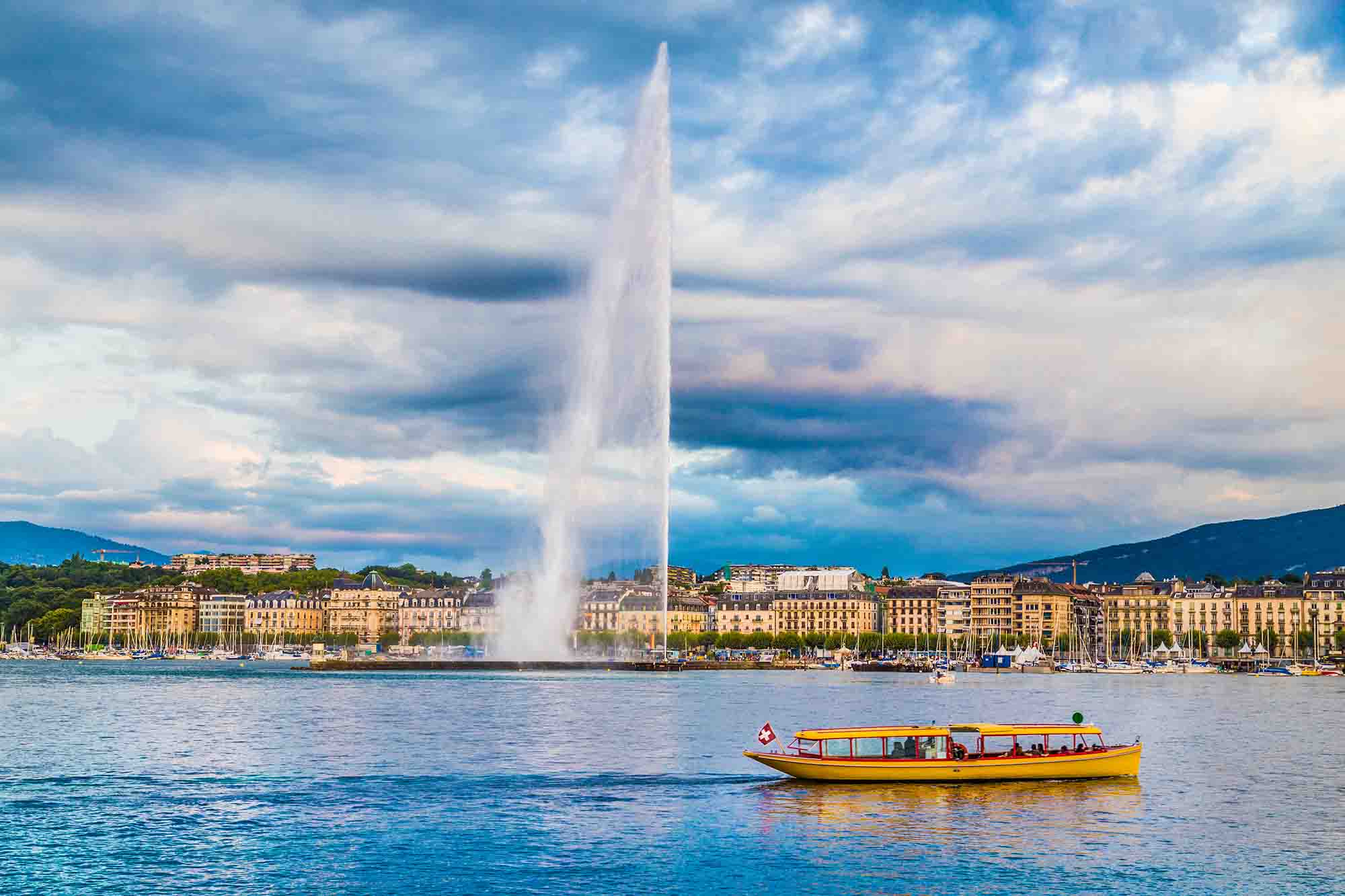 Picturesque Lake Geneva & Fountain in Switzerland - Enjoy the Serene Beauty of the Lake and Majestic Fountain